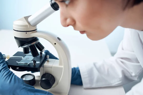 Γυναίκα βοηθός εργαστηρίου ψάχνει διαγνωστικά μικροσκόπιο επαγγελματική επιστήμη — Φωτογραφία Αρχείου