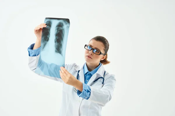Жінка Робить Професійну Діагностику Рентгенівських Променів — стокове фото