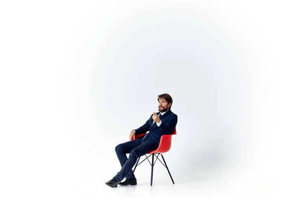 Homem Negócios Terno Sentado Cadeira Vermelha — Fotografia de Stock