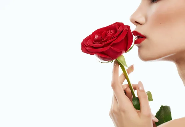 Belle Femme Avec Fleur Rouge Sur Fond Clair Photo Haute — Photo