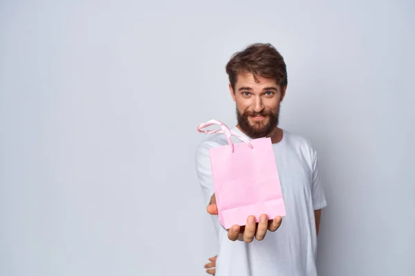 Homem Barbudo Shirt Branca Com Pacote Rosa — Fotografia de Stock