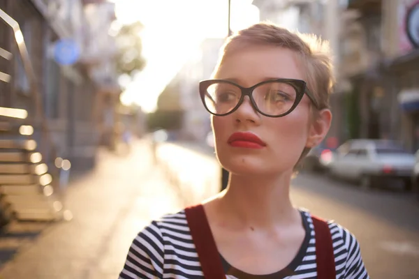 Kurzhaarige Frau mit Brille im Freien beim Gehen posiert — Stockfoto