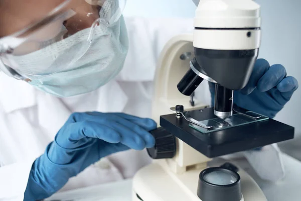Γυναικείο εργαστηριακό βοηθό επαγγελματικό μικροσκόπιο επιστήμης της έρευνας — Φωτογραφία Αρχείου