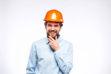 Erkek mühendis stüdyoda poz veriyor. Yüksek kalite fotoğraf