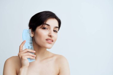 Saçlarını tarayan güzel bir kadın. Yüksek kalite fotoğraf