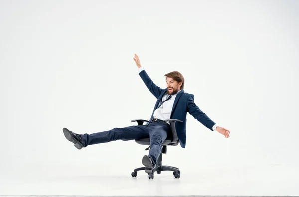 オフィスの椅子に転がってるビジネスマン 高品質の写真 — ストック写真