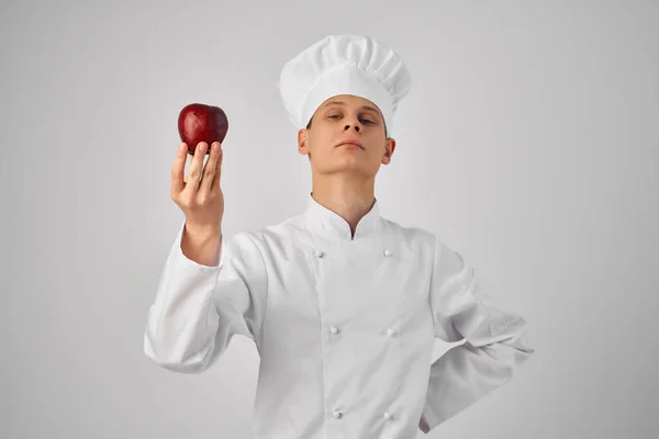 Man Chef Kok Met Een Rode Appel Zijn Hand — Stockfoto