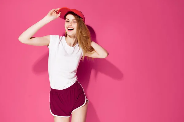 Mujer Alegre Camiseta Blanca Posando Sobre Fondo Rosa Foto Alta — Foto de Stock