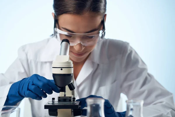 Γυναίκα βοηθός εργαστηρίου μικροσκόπιο της επιστήμης της τεχνολογίας — Φωτογραφία Αρχείου