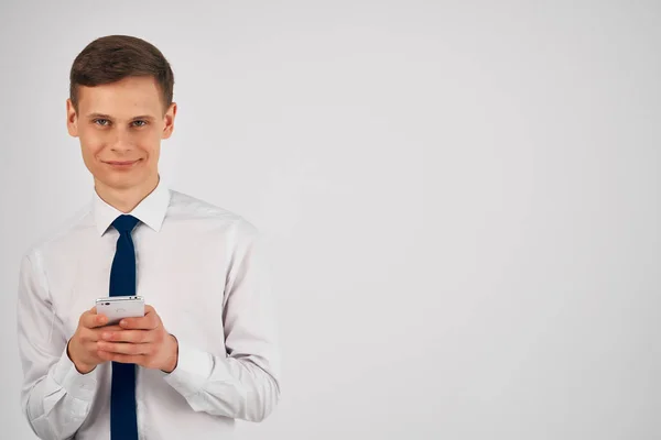 Geschäftsmann Hemd Mit Krawatte Hält Handy Der Hand — Stockfoto