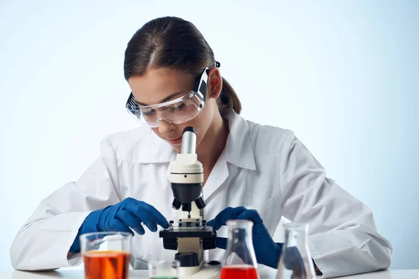 Vrouw laboratorium assistent microscoop onderzoek technologie wetenschap — Stockfoto