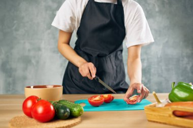 Evde kadın yemeği pişir vejetaryen yemekleri izole edilmiş arka plan