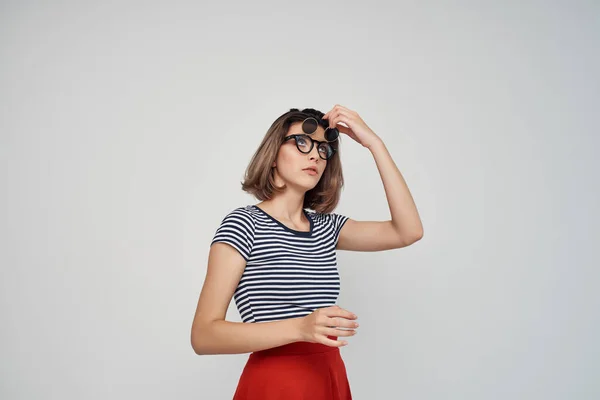 Mulher Camiseta Listrada Com Óculos Sol Fundo Isolado Foto Alta — Fotografia de Stock