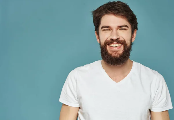 Homem Emocional Uma Camiseta Branca Fundo Azul Foto Alta Qualidade — Fotografia de Stock