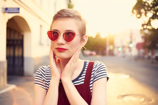 Femme portant des lunettes de soleil à l'extérieur posant amusement romance de mode — Photo