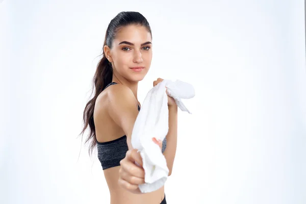 Mulher esportiva com toalha em mãos ginásio de treino — Fotografia de Stock