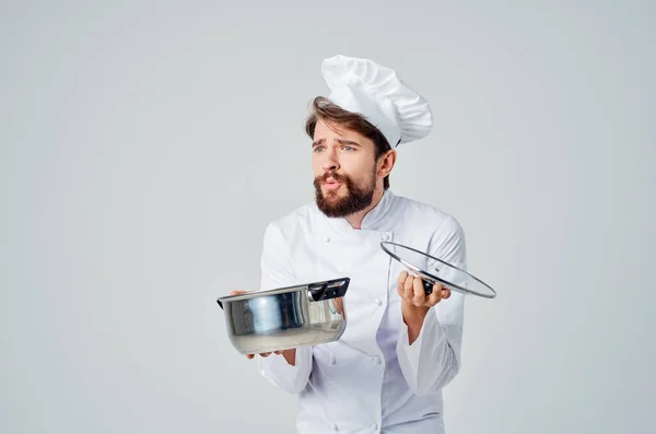 Uomo Uniforme Chef Con Una Padella Mano Che Cucina Cibo — Foto Stock