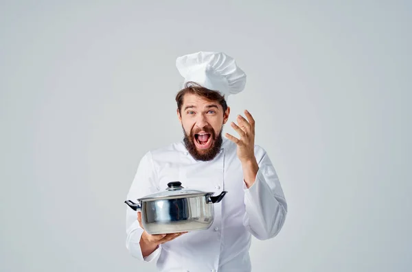 Allegro Chef Maschio Con Una Casseruola Tra Mani — Foto Stock
