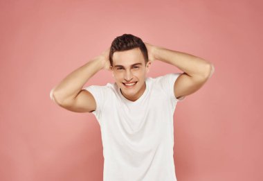 Elleriyle hareket eden tişörtlü duygusal adam. Duyguları izole edilmiş arka plan.