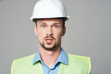 Erkek yansıtıcı yelek koruması. Çalışma mesleği tecrit edilmiş.