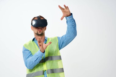 erkek koruyucu üniforma inşaat mühendisi VR gözlükleri