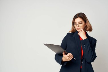 Elinde belgelerle yönetici yaşam tarzı izole edilmiş arkaplan