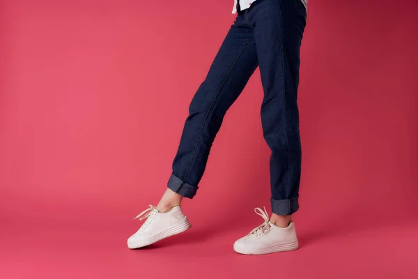 Invertito gambe femminili scarpe da ginnastica moda vista ritagliata — Foto Stock