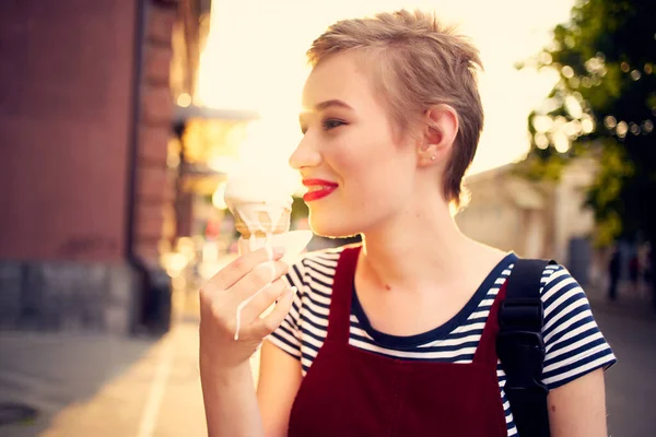 Bonita mujer al aire libre comiendo helado caminar — Foto de Stock