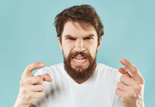 Homem Emocional Uma Camiseta Branca Irritado Fundo Azul Foto Alta — Fotografia de Stock