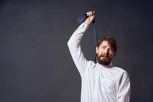 Gerente Uma Camisa Branca Puxa Empate Fundo Isolado Foto Alta — Fotografia de Stock