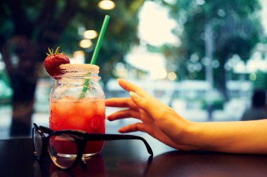 Pipetle yakın plan yaz restoranı iletişimiyle kokteyl.