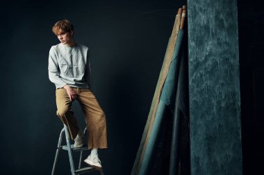 Adam merdivenlerde duruyor. Stüdyo tarzı yenileme.