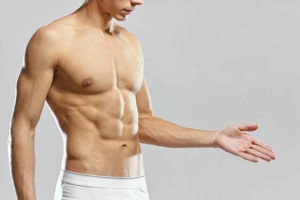 Atleta masculino en pantalones cortos blancos bombeado encima de la prensa posando —  Fotos de Stock