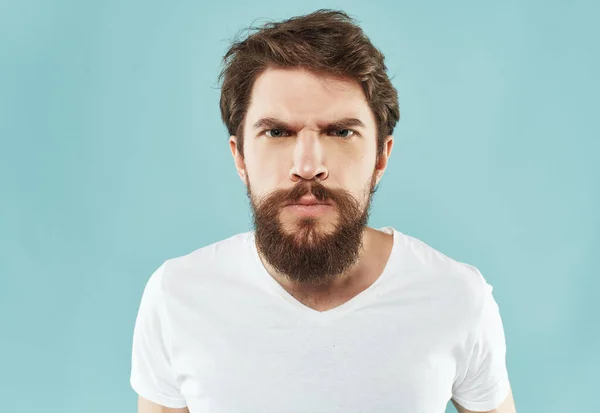 Hombre Barbudo Una Camiseta Blanca —  Fotos de Stock