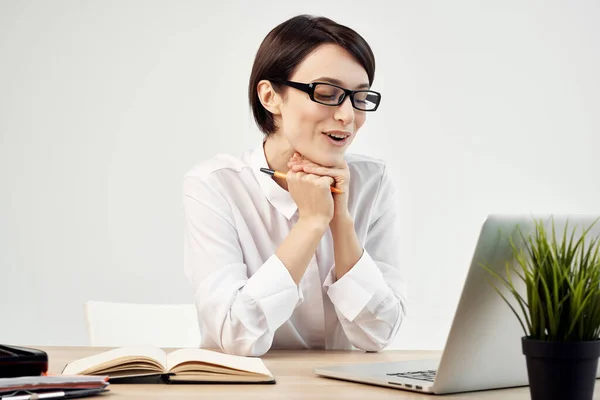 Mulher em traje na frente do laptop com óculos de auto-confiança Studio Lifestyle — Fotografia de Stock