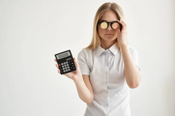 Mulher na calculadora camisa branca moeda de ouro criptomoeda — Fotografia de Stock