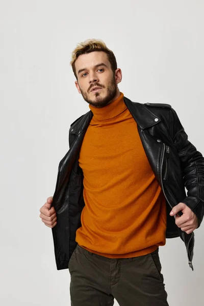 时尚男子品牌服装皮夹克橙色毛衣裤 — 图库照片