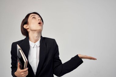 Gözlüklü, kendine güveni olmayan, soyutlanmış bir kadın.