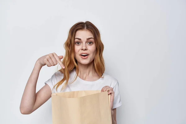 Jolie Femme Shirt Blanc Avec Sac Provisions — Photo