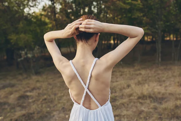 야외에서의 쾌활 한 여성의 자연의 자유 신선 한 공기를 산책 — 스톡 사진