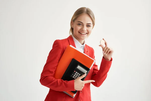 Весела бізнес-леді червона куртка економіка криптовалюта технології — стокове фото