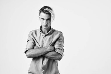 Yakışıklı adam elleriyle jest yapıyor. Moda gömleği pozu veriyor. Siyah beyaz fotoğraf.