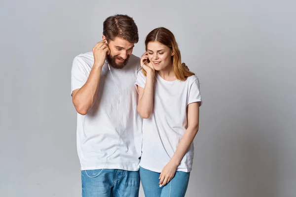 Mulher alegre com fones de ouvido ouvir música tecnologia de entretenimento — Fotografia de Stock