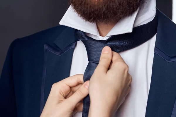 スーツ姿の男ネクタイエレガントなダークバック — ストック写真