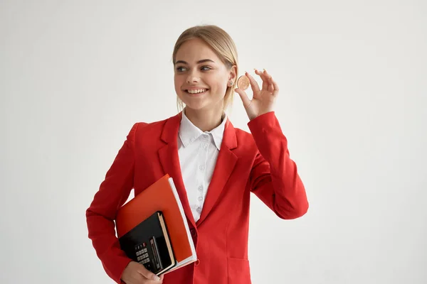 穿着红色夹克的女性金融科技经济互联网 — 图库照片