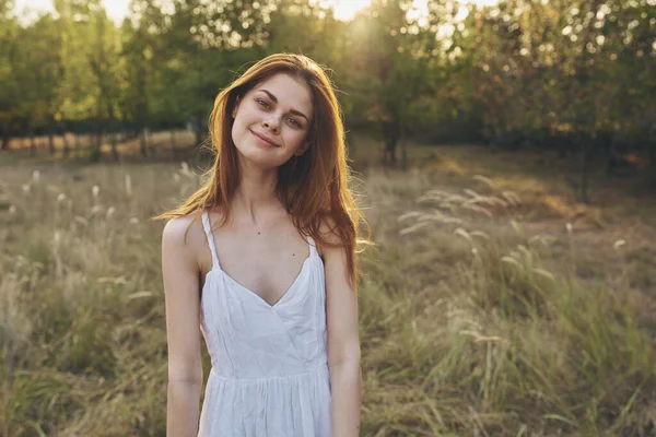 Fröhliche Frau auf dem Feld Freiheit Natur Freizeit Spaziergang — Stockfoto