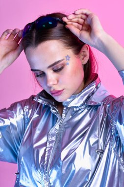 Kadın gümüş ceketleri kozmetik cazibe disko pembe arka plan