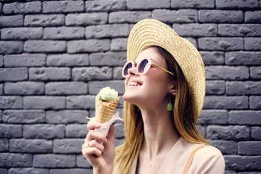 Güzel bir kadın yazın moda gezisinde yürüyor.