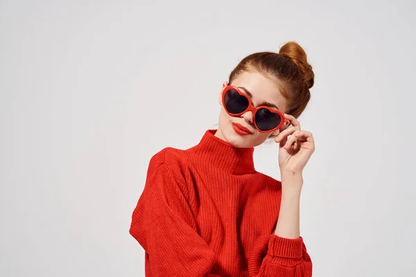 빨간 스웨터를 입고 외진 배경을 가진 유행하는 여성 — 스톡 사진