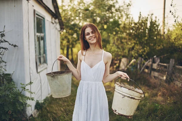 Beyaz elbiseli kadın köyün doğasında çalışıyor. Yaşam tarzı. — Stok fotoğraf